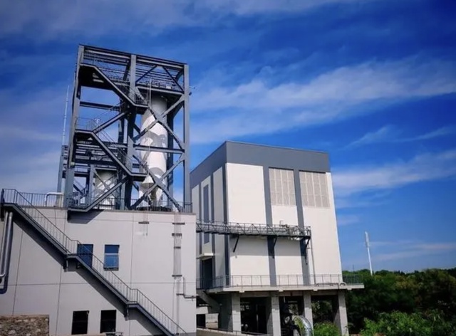 我国首个发动机垂直高空模拟试验台点火成功